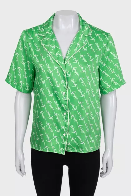 Green short-sleeved printed shirt