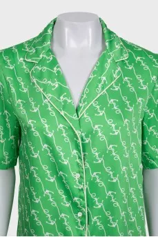 Green short-sleeved printed shirt