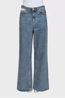 Wide-leg blue jeans with an accent belt