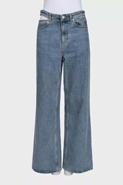 Wide-leg blue jeans with an accent belt