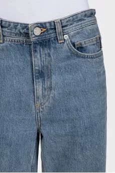 Wide-leg blue jeans with an accent belt