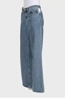 Wide-leg blue jeans with an accent belt