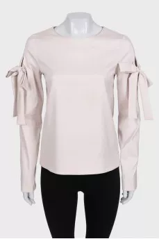 Straight cut blouse decorated with bows