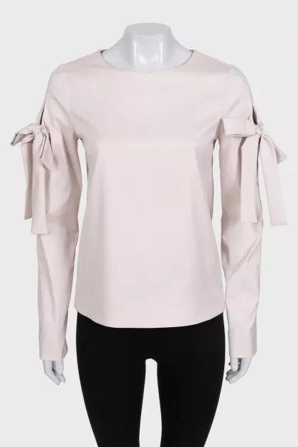 Straight cut blouse decorated with bows