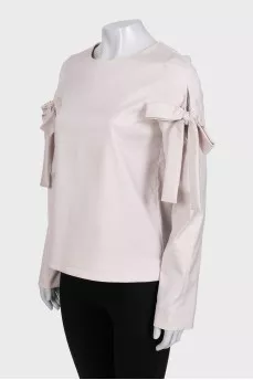 Straight cut blouse decorated with bows