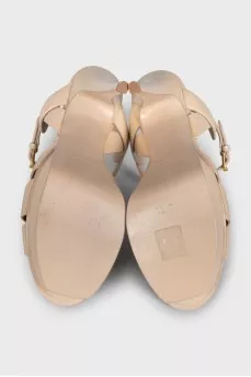 Tribute beige patent leather sandals
