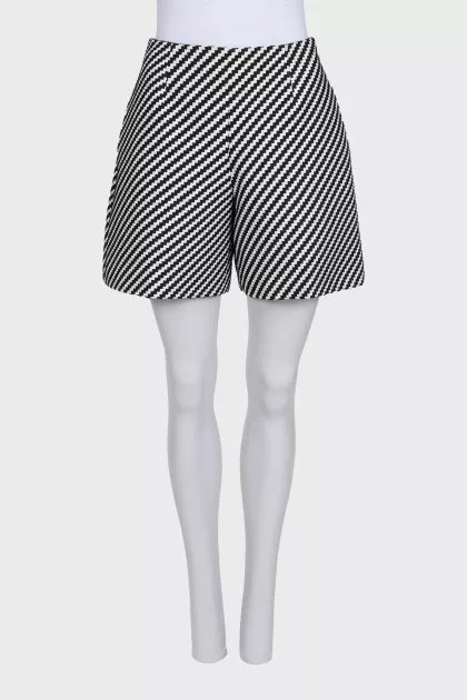Straight shorts in a black and white print