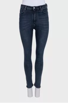Blue skinny jeans with a mid-rise