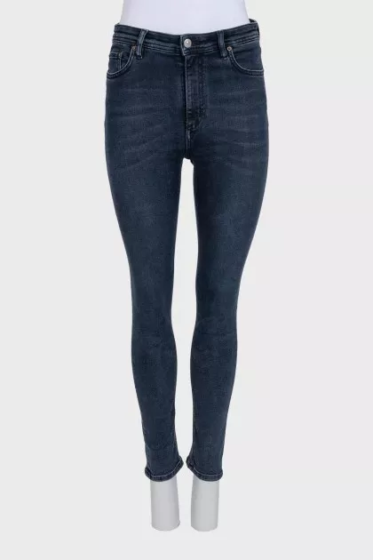 Blue skinny jeans with a mid-rise