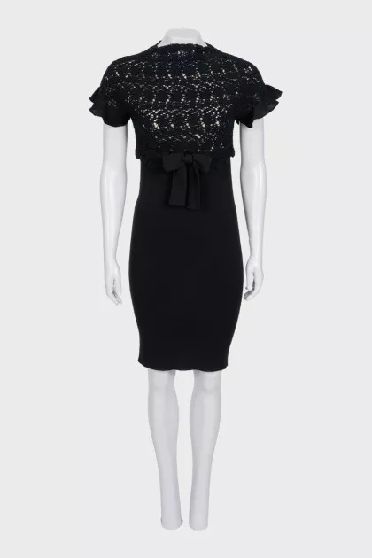 Black fitted dress with a bow and tag
