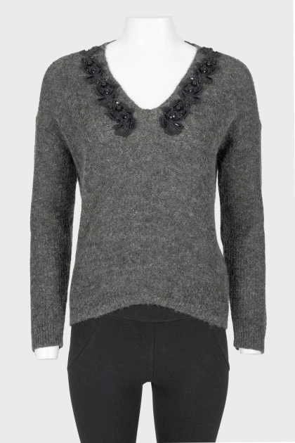 Free cut pullover with applique