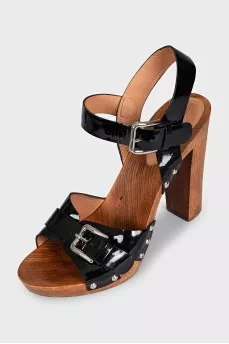 Patent leather sandals with wooden heels