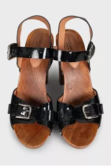 Patent leather sandals with wooden heels