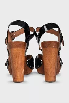 Patent leather sandals with wooden heels