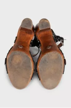 Patent leather sandals with wooden heels