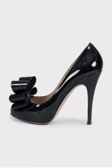 Patent leather high heels with a chunky bow