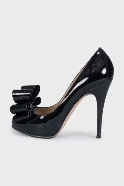 Patent leather high heels with a chunky bow