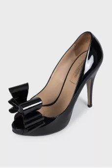 Patent leather high heels with a chunky bow