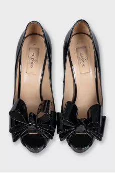 Patent leather high heels with a chunky bow