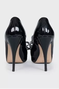 Patent leather high heels with a chunky bow