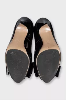 Patent leather high heels with a chunky bow