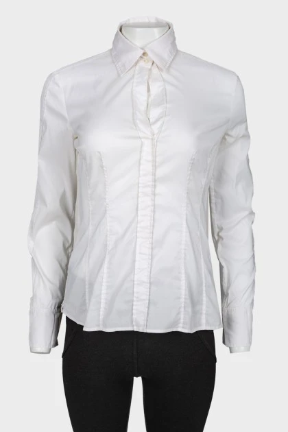 A fitted classic shirt