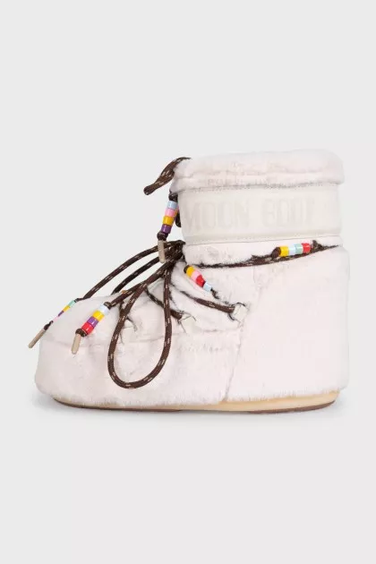 Beige fur boots