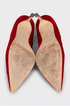 Red velvet pumps with decoration