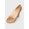 Leather shoes with shaped heel
