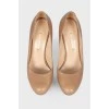 Leather shoes with shaped heel