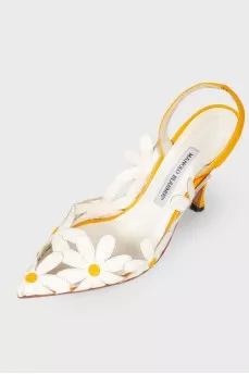 Shoes with chamomile