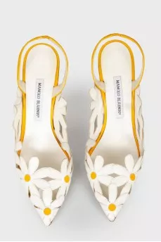 Shoes with chamomile