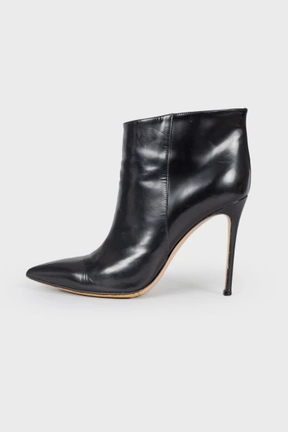 Point toe booties