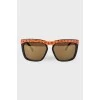 Sunglasses with brand logo in front