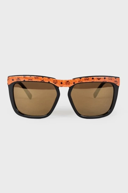 Sunglasses with brand logo in front