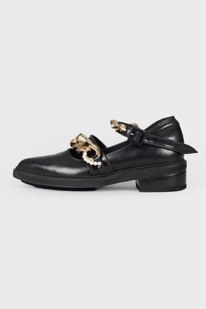 A chain and pearls shoes