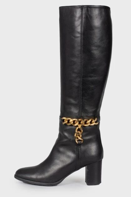 Leather boots with golden chain