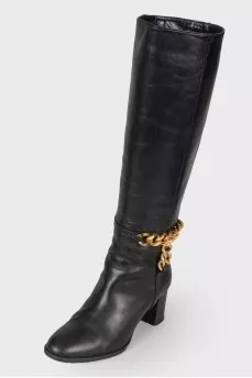 Leather boots with golden chain