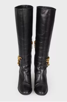 Leather boots with golden chain