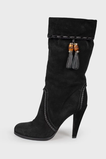 Suede boots with keychain