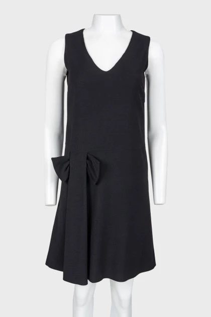 Straight cut dress with a bow in the front