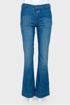 Jeans flared to the bottom