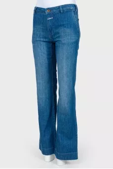 Jeans flared to the bottom