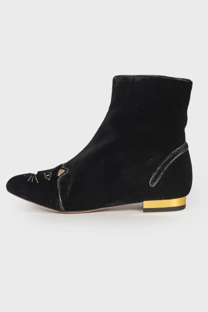 Velvet boots with a patch on the toe