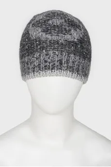 Cap with a brand's logo and sequins
