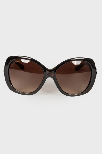 Sunglasses with rhinestones