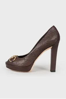 Leather shoes with a brand log