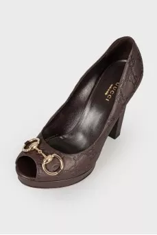 Leather shoes with a brand log