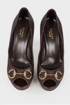 Leather shoes with a brand log