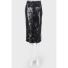 A fitting skirt in sequins